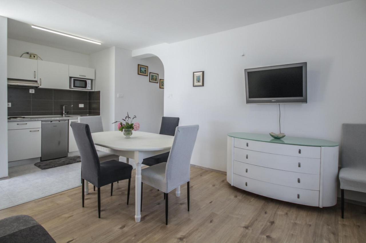 Apartment Tosca With Parking โรวีน ภายนอก รูปภาพ